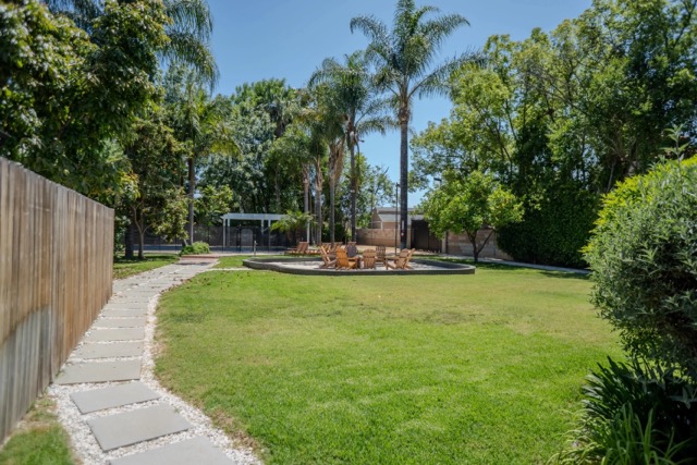 Common area at New Spirit Detox Center, featuring comfortable seating and a relaxing environment designed to encourage connection and well-being.